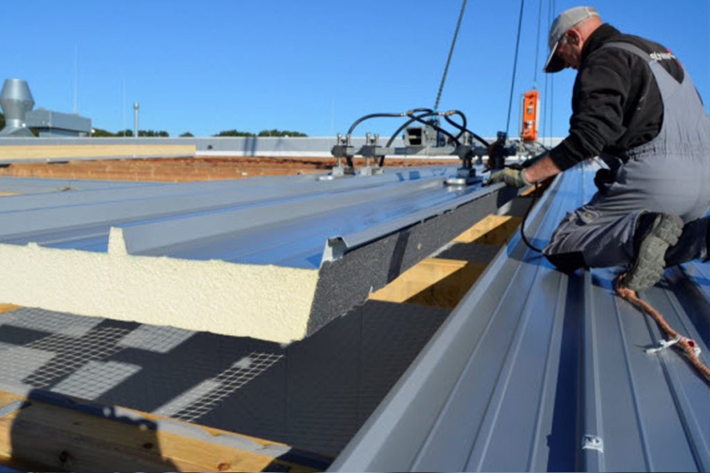 مزایای ساندویچ پانل- نصب آسان ساندویچ پانل نسبت به مصالح سنتی به دلیل وزن کم